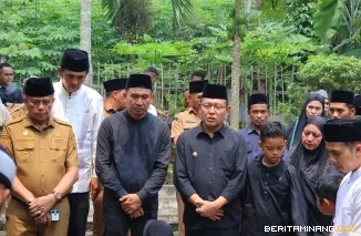Wako Zulmaeta Takziah Ayahanda Wabup Limapuluh Kota, Sampaikan Duka Cita dan Penghormatan Terakhir