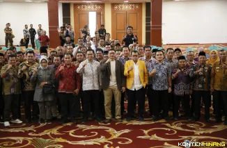 Bupati Pesisir Selatan, H. Hendrajoni, SH., MH.foto bersama Rektor UNP Krismadinata, Ph.D dan peserta sosialiasi kuliah RPL, Kamis (24/7/2025) di Lantai 2 Aula Painan Convention Center. Foto: Humas UNP