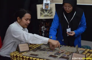 Suasana pameran tugas akhir mahasiswa program studi Desain Komunikasi Visual (DKV) Institut Seni Indonesia (ISI) Padangpanjang  dengan tema Curtain Call di Aula Hotel Aulia, Silaing Bawah, Senin (7/7/2025). Foto: Kominfo Padang Panjang