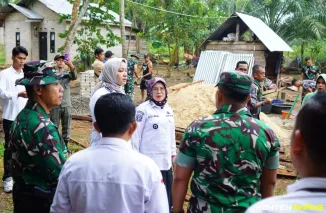 Dandim 0310/SSD, Letkol Czi Joko Stradona, yang juga bertindak sebagai Dansatgas TMMD Ke-125, bersama jajaran Forkopimda meninjau pembangunan Rumah Tidak Layak Huni (RTLH) di wilayah Dharmasraya, 22 Juli 2025. Foto: Kominfo Dharmasraya