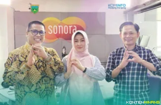 Wali Kota Padang Panjang, Hendri Arnis, bersama Ketua TP PKK, Ny Maria Feronika di Radio Sonora 92 FM Jakarta, Kamis (17/7/2025). Foto: Kominfo Padang Panjang