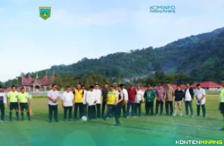 Suasana pembukaan Turnamen Sepak Bola Wali Kota Cup III oleh Wakil Wali Kota Padang Panjang, Allex Saputra, Jumat (18/7/2025) di Stadion Khatib Sulaiman Bancalaweh. Foto: Kominfo Padang Panjang