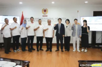 Ketua Umum (Ketum) KONI Pusat Letjen TNI Purn Marciano Norman bersama CEO ITCEN CLOIT Sehee Lee foto bersama. Foto: Humas KONI Pusat