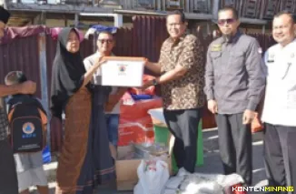 Wali Kota Pariaman Yota Balad ketika menyerahkan bantuan untuk Korban Kebakaran di  Dusun Utara, Desa Naras I, Kecamatan Pariaman Utara, Jum'at (18/7/2025).Foto: Kominfo Pariaman