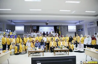 Rektor UNP Krismadinata, Ph.D foto bersama Tim asesor Lamdik Prof. Dr. Leli Halimah, M.Pd. dan Prof. Dr. Rita Kurnia, M.Ed., Selasa (22/7) di Ruang Sidang SPs Lantai 3 UNP. Foto: Humas UNP
