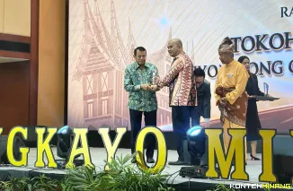 Mantan Rektor UNP yang kini menjabat sebagai SE UNP, Prof. H. Ganefri, Ph.D memperlihatkan  penghargaan Minang Awards dari Perkumpulan Rang Kayo Basa Indonesia, Sabtu 19 Juli 2025 di Ballroom Hotel Jakarta. Foto: Humas UNP