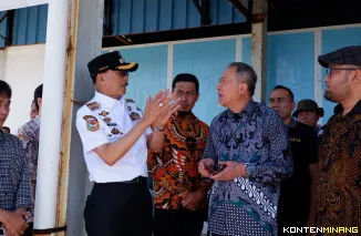 Bupati Pesisir Selatan Hendrajoni, ketika berdialog dengan investor asal Jepang ketika akn melakukan kunjungan langsung ke sejumlah lokasi strategis pada Rabu (23/7/2025). Foto: Kominfo Pessel