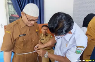 Kepala Dinas Kominfo, Ampera Salim ketika menyaksikan dan sekaligus ikuti pemeriksaan kesehatan rutin yang dilaksanakan UPTD Puskesmas Bukit Surungan di Aula Dinas Kominfo, Senin (7/7/2025). Foto: Kominfo Padang Panjang