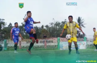 Suasana laga yang mempertemukan dua tim tangguh. Pemkab Solok sukses menundukkan Pemko Payakumbuh dengan skor 3-1 di Stadion Khatib Sulaiman Bancalaweh Kota Padang Panjang, Sabtu (19/7/2025). Foto: Kominfo Padang Panjang