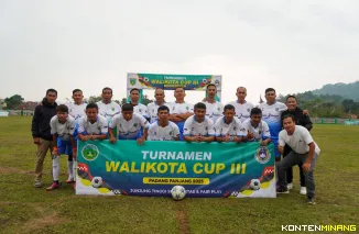 Skuad PS Pemko Padang Panjang A tampil gemilang dan meraih kemenangan atas  PS Pemko Bukittinggi dalam lanjutan Turnamen Wali Kota Cup III yang digelar di Stadion Khatib Sulaiman Bancalaweh, Padang Panjang Sabtu (26/7/2025). Foto: Kominfo Padang Panjang