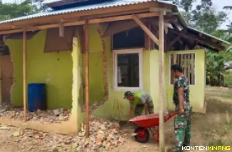 Satgas TNI Manunggal Membangun Desa (TMMD) ke-125 di wilayah kerja Kodim 0310/SSDmelakukan renovasi Mushala Al-Muhajirin di Jorong Muaro Momong, Nagari Sungai Kambut, Kecamatan Pulau Punjung. Foto: Kominfo Dharmasraya