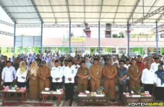Wakil Wali Kota Padang, Maigus Nasir, foto bersama usai penyerahan seragam dan LKS gratis di MTsN 6 Kota Padang, Selasa (22/7/2025). Foto: Prokompim Padang