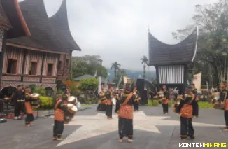 Penampilan Gandang Tasa dalam Festival Pamenan Minangkabau (FPM) #2 di halaman Rumah Gadang PDIKM Padang Panjang, Sabtu 26 Juli 2024. Foto: Rokcvalva/KontenMinang