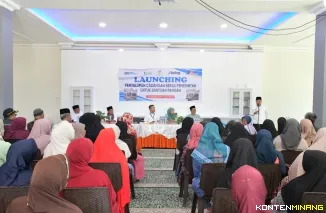 Bupati Agam, Ir. H. Benni Warlis, MM Dt. Tan Batuah, dalam kegiatan peluncuran penyaluran beras cadangan pemerintah untuk masyarakat yang digelar di Surau Ka'bah, Nagari Panampuang, Jumat (18/7/2025). Foto: Kominfo Agam