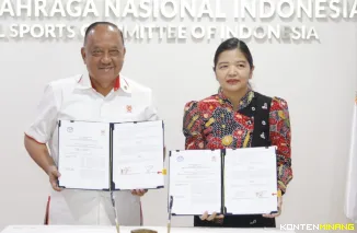 Ketum KONI Pusat Letjen TNI Purn Marciano Norman perliharkan MoU bersama Kepala Pusat Puspresnas, Maria Veronica Irene Herdjiono, Kamis tanggal 17 Juli 2025. Foto: Humas KONI Pusat