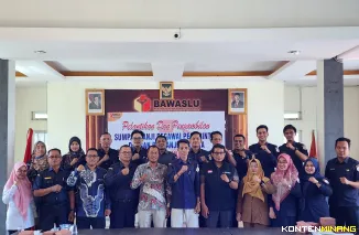 Foto bersama peserta kegiatan Bawaslu Pessel, Senin (21/7/2025) di kantor Bawaslu di Painan. Foto: Bawaslu Pessel