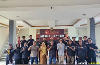 Bawaslu Pessel foto bersama dengan BPKPAD usai RDK, Senin (28/7). Foto: Bawaslu Pessel