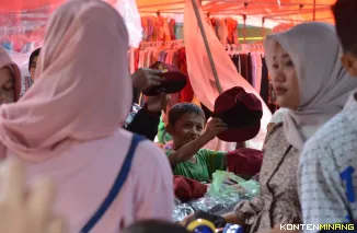 Suasana pengunjung yang ramai di sebuah toko seragam sekolah di Kota Padang Panjang, Jumat (11/7/2025).Foto: Kominfo Padang Panjang