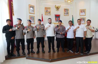 Wali Kota Padang, Fadly Amran, foto bersama dengan Komandan Satuan Brimob (Dansat Brimob) Polda Sumbar yang baru, Kombes Pol Lukman Syafri Dandel, S.I.K., di ruang kerjanya, Balai Kota Aia Pacah, Rabu (23/7/2025). Foto: Prokopim Padang