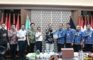 Bupati Pesisir Selatan, Hendrajoni, saat melakukan audiensi dengan Badan Kebijakan Transportasi (Baketrans) Kementerian Perhubungan RI di Jakarta, Rabu (17/7/2025). Foto: Kominfo Pessel
