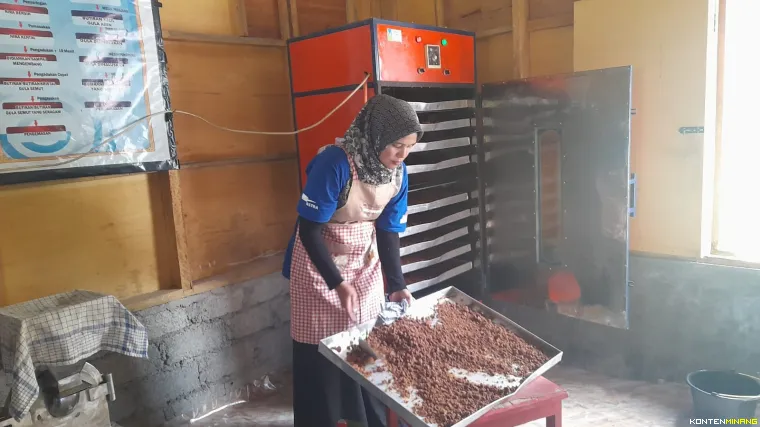 Tuti Marlina, seorang perempuan muda yang bekerja di Rumah Produksi Gula Semut Aren Joron Bebek.