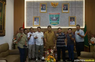 Wakil Gubernur (Wagub) Sumbar, Vasko Ruseimy, saat menerima kunjungan Direktur PNP, Surfa Yondri, beserta jajaran di Ruang Temu Wakil Gubernur Sumbar, Rabu (6/8/2025). Foto: Adpim Sumbar