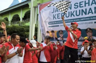 Gubernur Sumatera Barat (Sumbar), Mahyeldi Ansharullah ketika melepas ribuan peserta Jalan Sehat Kerukunan HUT ke-80 Kemerdekaan Republik Indonesia, Sabtu (16/8/2025). Foto: Adpim Sumbar