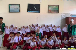 Foto bersama mahasiswa KKN Tematik Literasi Universitas Andalas (Unand) dengan siswa sekolah dasar di Nagari Kajai, Kecamatan Talamau, Kabupaten Pasaman Barat. Foto: Tim KKN Unand