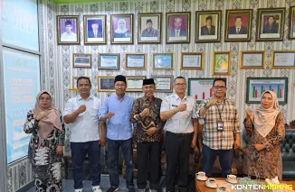 Tim Bawaslu Pesisir Selatan, yang dipimpin Ketua Bawaslu Afriki Musmaidi ketika ke MAN 2 Pesisir Selatan, Provinsi Sumatera Barat. Foto: Bawaslu Pessel