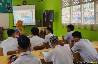 Suasana sosialisasi tata cara dan mekanisme mendapat informasi melalui Pejabat Pengelola Informasi dan Dokumentasi (PPID) Bawaslu Pessel di MAN 2 Pesisir Selatan, Rabu (06/08). Foto: Bawaslu Pessel