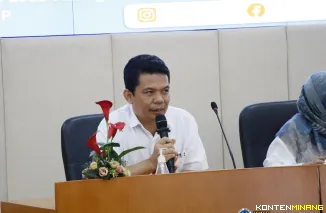 Dr. rer. nat Deski Beri, S.Si., M.Si, Wakil Rektor Bidang Kerjasama dan Internasional sedang bicara. Foto: Humas UNP