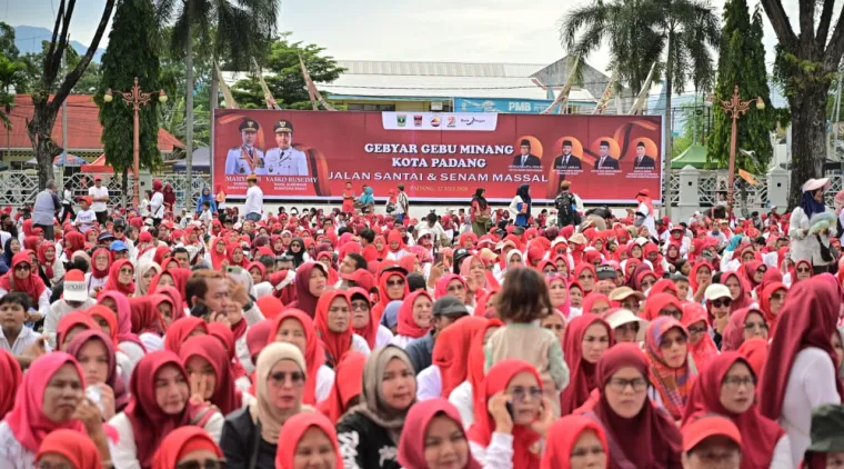 Gubernur Sumatera Barat (Sumbar), Mahyeldi Ansharullah membuka kegiatan Gebyar Gebu Minang Kota Padang, Minggu (17/5/2026). Foto: Adpim Sumbar