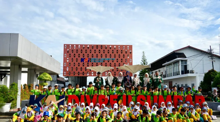 Rabu (13/5) KAI Divre II Sumbar menerima kunjungan edukasi dari 88 siswa SD Plus Lillah di Stasiun Padang. Foto: Humas KAI Divre II Sumbar
