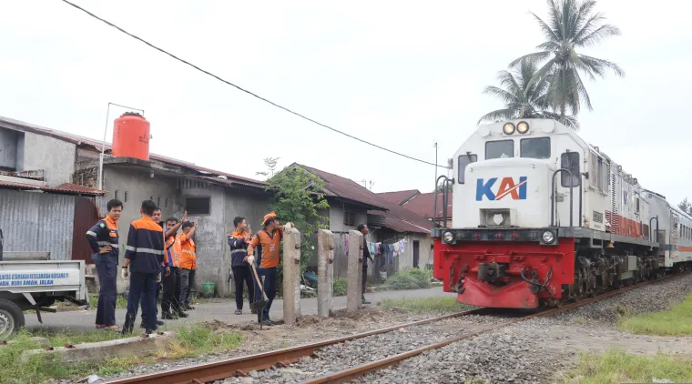 KAI Divre II Sumbar Kembali Tutup Perlintasan Liar di Padang Pariaman