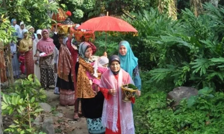Ilustrasi Mengenal Tradisi Turun Mandi Di Minangkabau