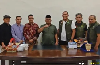 Bupati Pasbar Yulianto (tengah) Panitia Porprov Sumbar dan Pengurus KONI Pasbar foto bersama usai pertemuan di rumah dinas bupati, Jumat 1/5/2026) malam. (Foto KONI Sumbar)