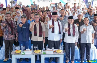 Gubernur Sumatera Barat (Sumbar), Mahyeldi Ansharullah ketika mendampingi Menteri Ketenagakerjaan RI, Yassierli dalam kunjungan kerja ke Kecamatan Koto Tangah, Kota Padang, Kamis (14/5/2026). Foto:Adpim Sumbar
