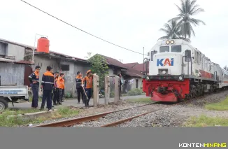 KAI Divre II Sumbar Kembali Tutup Perlintasan Liar di Padang Pariaman