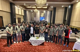 Ketua KONI Sumbar, Hamdanus, Pengprov Komite Sepakbola Mini Indonesia (KSMI) Sumbar dan peserta Kursus Pelatihan Wasit Daerah, foto bersama usai pembukaan di Axana Hotel Padang, Sabtu (16/5/2026). Foto: Humas KONI Sumbar